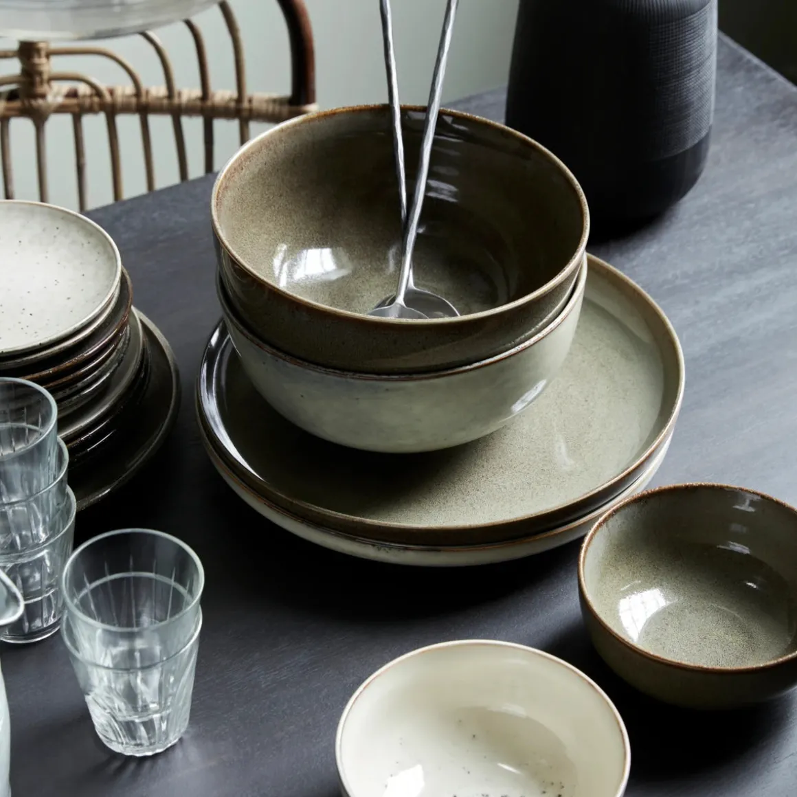 Schüssel, Lake, Grau